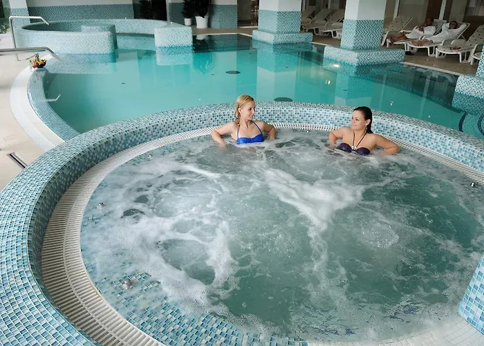 ホテル Ket Korona Konferencia Es Wellness 4*